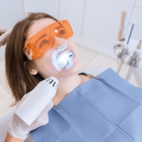 ホワイトニング治療をする女性