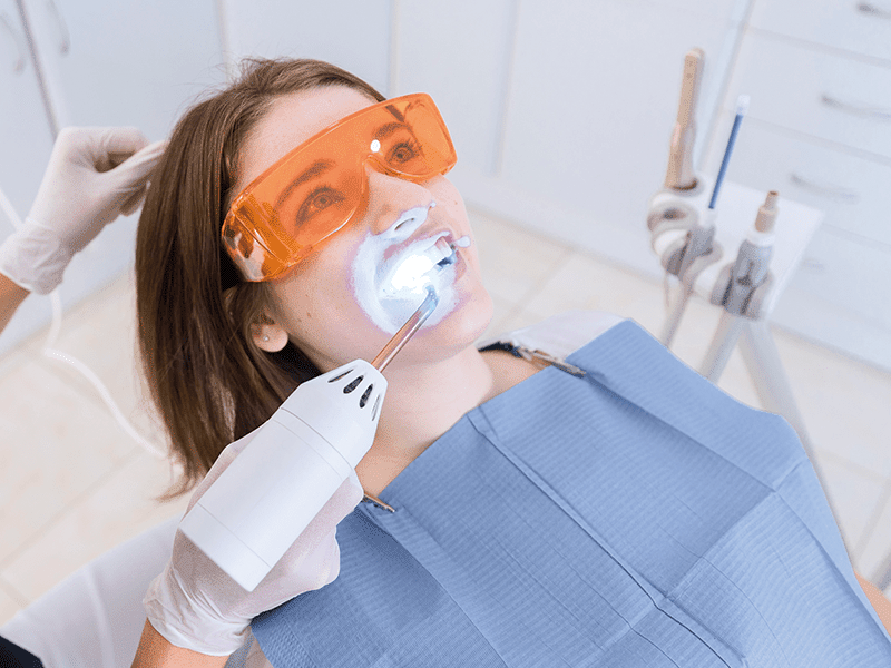 ホワイトニング治療をする女性